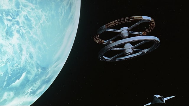 Ausschnitt aus Stanley Kubricks Film «2001 – A Space Odyssey» mit einer Raumstation im Erdorbit. Ausschnitt aus Stanley Kubricks Film «2001 – A Space Odyssey» mit einer Raumstation im Erdorbit.