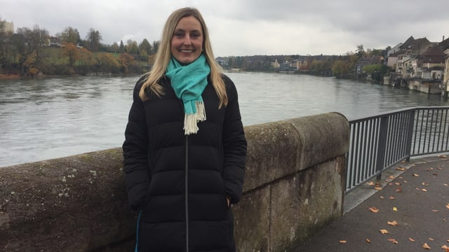 Vanessa Edmeier steht auf der Rheinfelder Rheinbrücke Vanessa Edmeier steht auf der Rheinfelder Rheinbrücke