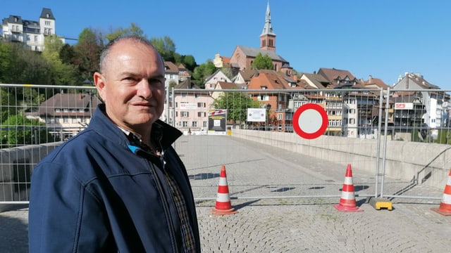 Mann vor Grenzzaun Mann vor Grenzzaun