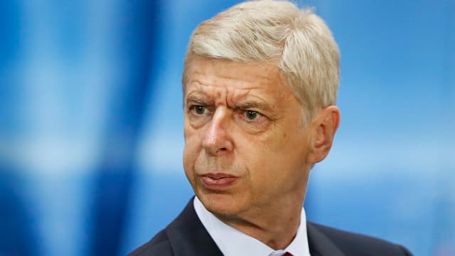 Arsenal-Coach Arsène Wenger mit nachdenklichem Gesicht. Arsenal-Coach Arsène Wenger mit nachdenklichem Gesicht.
