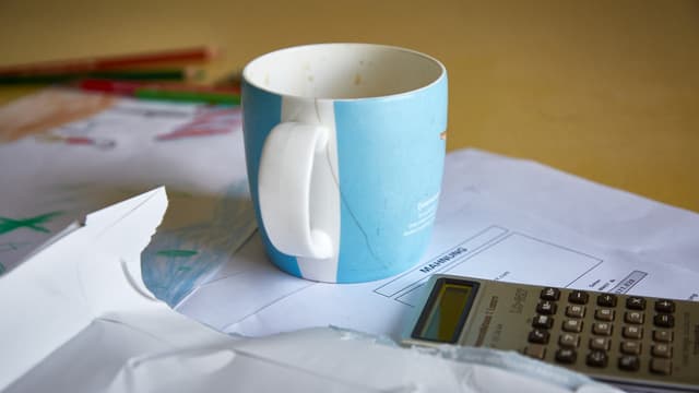 Ein Rechner mit einem Formular «Mahnung» (Symbolbild) Ein Rechner mit einem Formular «Mahnung» (Symbolbild)