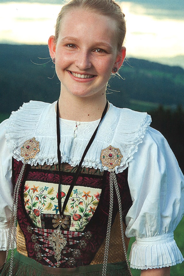 Arlette trägt Tracht. Arlette trägt Tracht.