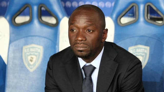 Claude Makelele sitzt auf der Trainerbank. Claude Makelele sitzt auf der Trainerbank.