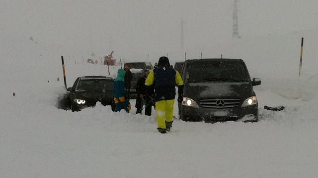Zwei Autos im Schnee Zwei Autos im Schnee