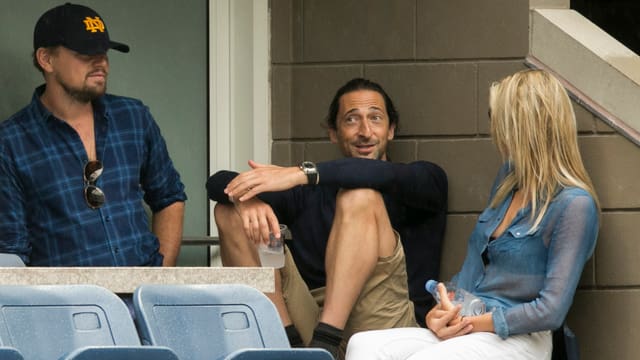 Leonardo DiCaprio (links) und Adrian Brody (rechts) sprechen mit Blondine.