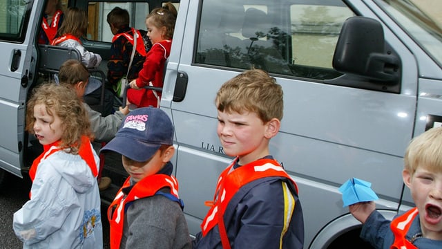 Kinder vor Schulbus Kinder vor Schulbus