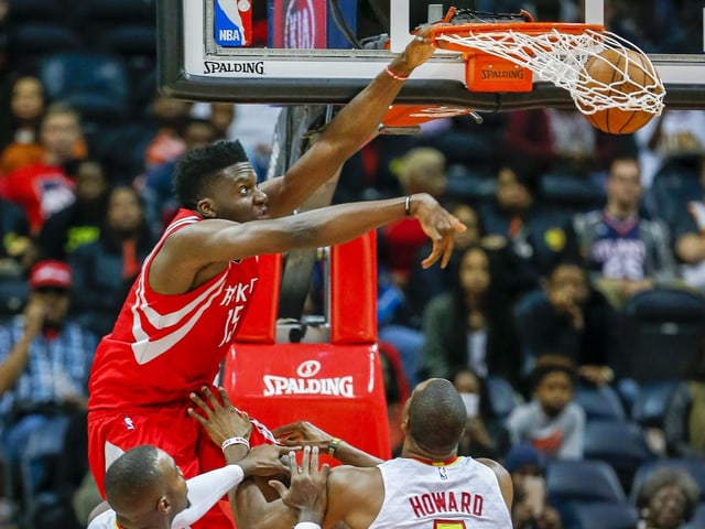 Clint Capela bei einem Dunk. Clint Capela bei einem Dunk.