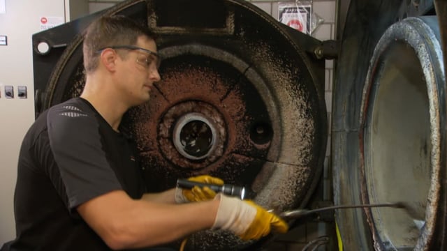 Kaminfeger bei der Arbeit Kaminfeger bei der Arbeit