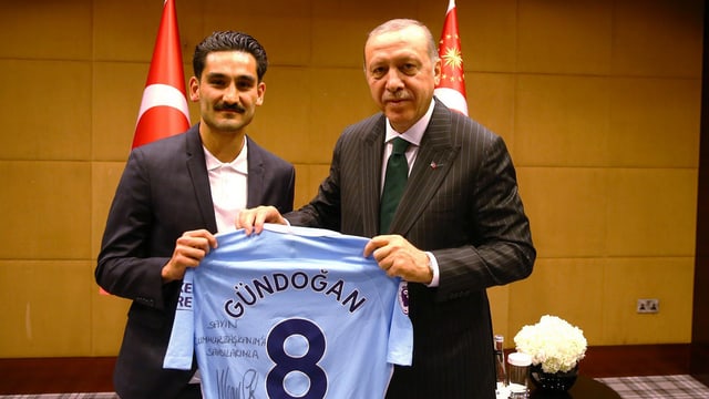 Gündogan mit Trikot und Erdogan Gündogan mit Trikot und Erdogan