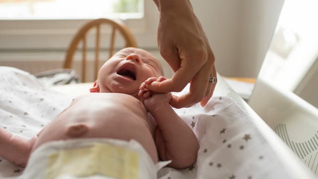 Ein schreiendes Baby in seinem Bettchen Ein schreiendes Baby in seinem Bettchen