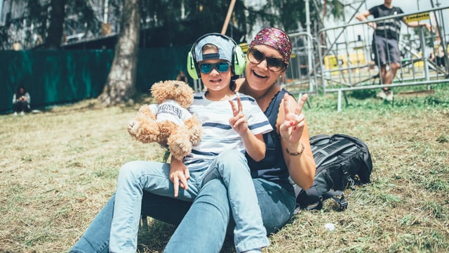 Familie Schaub aus der Region. Vater ist ein alter Gurtenhase, Mutter und Kinder sind zum ersten Mal hier. Waren bei Arcane Roots - den Eltern gefällts, den Kindern war es doch ein "spürli" zu Laut Familie Schaub aus der Region. Vater ist ein alter Gurtenhase, Mutter und Kinder sind zum ersten Mal hier. Waren bei Arcane Roots - den Eltern gefällts, den Kindern war es doch ein "spürli" zu Laut