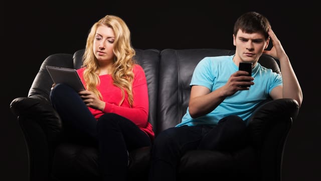 Frau und Mann auf einem Sofa Frau und Mann auf einem Sofa