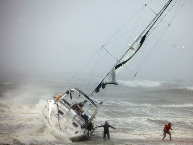 Schiff legt bei stürmischen Wetter an Land an.