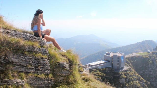 Frau vor Bergstation von Mario Botta Frau vor Bergstation von Mario Botta