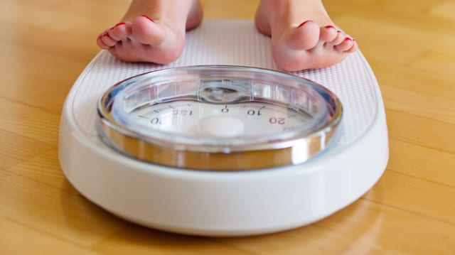 Frauenfüsse auf einer Waage. Frauenfüsse auf einer Waage.