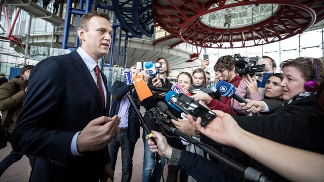 Nawalny gibt Journalisten Auskunft.