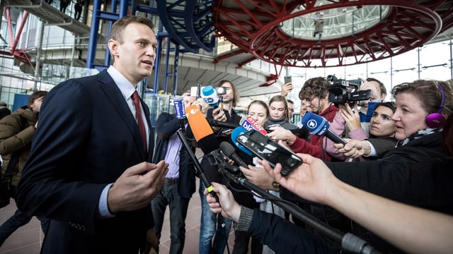 Nawalny gibt Journalisten Auskunft. Nawalny gibt Journalisten Auskunft.