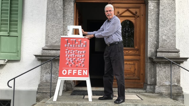 Hanspeter Pfister am Eingang des Museums Farn Hanspeter Pfister am Eingang des Museums Farn