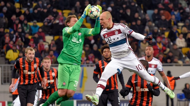 Arjen Robben springt in die Luft und will zu einem Kopfball ansetzen, Schachtar-Keeper Andrij Pjatow kommt aber vor dem Niederländer an den Ball. Arjen Robben springt in die Luft und will zu einem Kopfball ansetzen, Schachtar-Keeper Andrij Pjatow kommt aber vor dem Niederländer an den Ball.