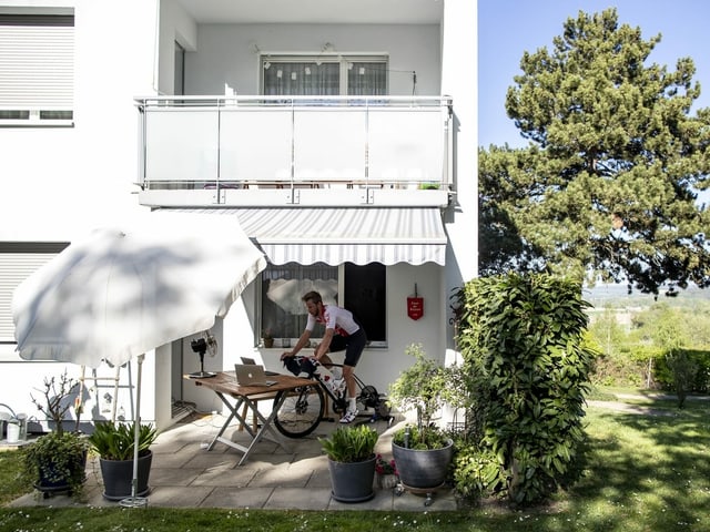Der Schweizer Radrennfahrer Fabian Lienhard fährt auf einem Hometrainer beim digitalen Radrennen «The Digital Swiss 5» mit.