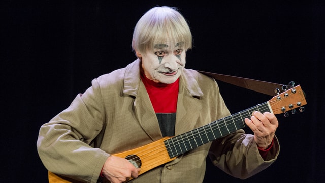 Dimitri sin tribuna cun ghitarra. Dimitri sin tribuna cun ghitarra.