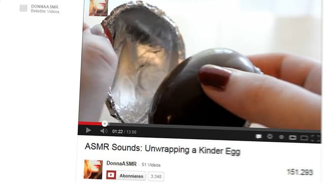 Ausschnitt Youtube: ASMR-Video, in dem zwei Hände zu sehen sind, die ein Schokoladen-Ei auspacken.