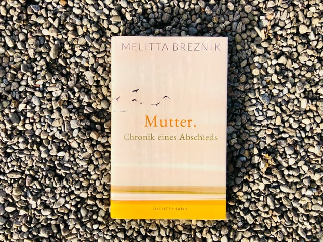 «Mutter. Chronik eines Abschieds» von Melitta Breznik liegt auf einem Kiesboden «Mutter. Chronik eines Abschieds» von Melitta Breznik liegt auf einem Kiesboden