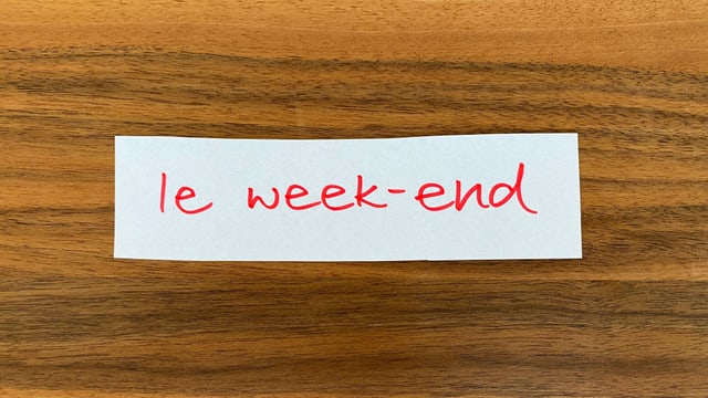Rot auf weissem Papier steht: le week-end. Rot auf weissem Papier steht: le week-end.