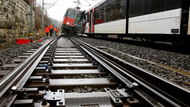 Verunglückte Züge auf den Gleisen im Bahnhof Neuhausen Verunglückte Züge auf den Gleisen im Bahnhof Neuhausen