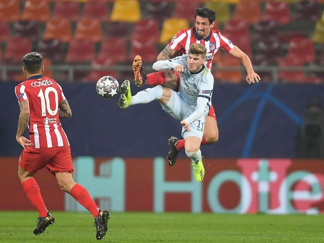 Atleticos Stefan Savic bedrängt Chelsea-Stürmer Timo Werner. Atleticos Stefan Savic bedrängt Chelsea-Stürmer Timo Werner.