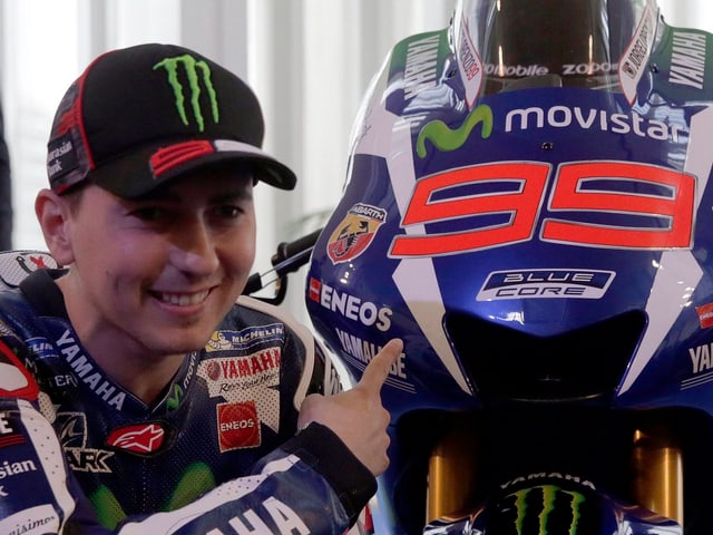 Lorenzo posiert vor seiner Maschine