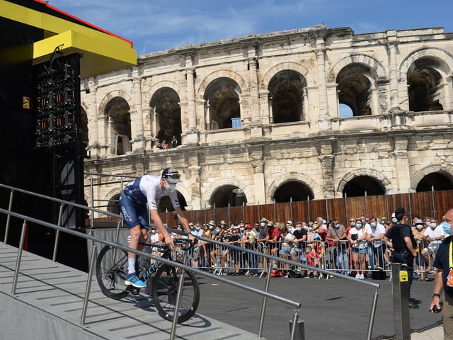 Froome beim Start in Nimes