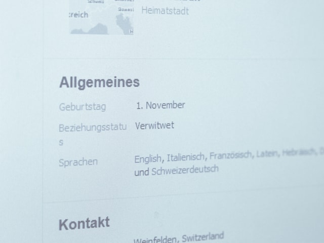 Ein Bild zeigt Teile des Facebook-Profils von Thomas Merz. Sein «Beziehungsstatus» zeigt, dass er «Verwitwet» ist. Ein Bild zeigt Teile des Facebook-Profils von Thomas Merz. Sein «Beziehungsstatus» zeigt, dass er «Verwitwet» ist.