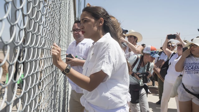 Alexandria Ocasio-Cortez an einem Maschendrahtzaun Alexandria Ocasio-Cortez an einem Maschendrahtzaun