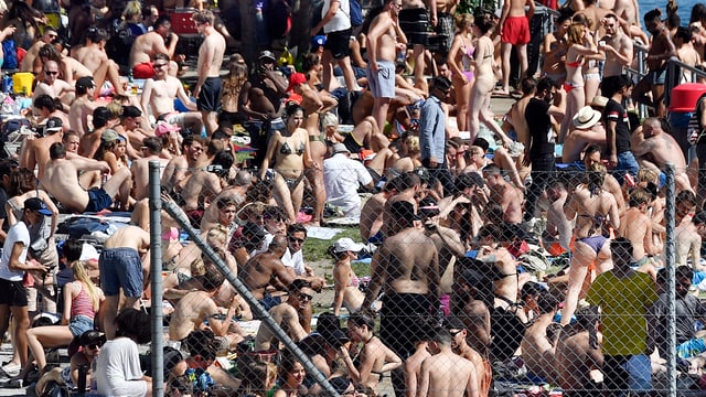 Menschenmenge im Freibad oberer Letten in Zürich Menschenmenge im Freibad oberer Letten in Zürich