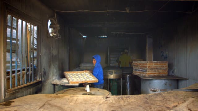 Mohammed bei der Arbeit in der Bäckerei im Camp Zaatari. Mohammed bei der Arbeit in der Bäckerei im Camp Zaatari.