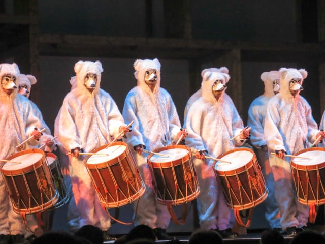 Als Eisbären verkleidete Trommler