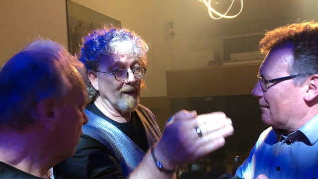 Regisseur Paul Seelhofer gibt auf der Bühne Anweisungen. Regisseur Paul Seelhofer gibt auf der Bühne Anweisungen.