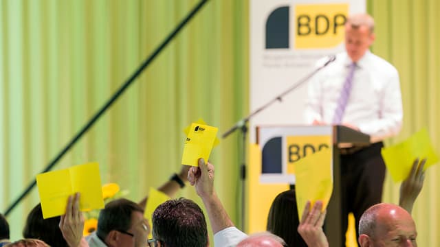 BDP-Delegierte heben Zettel in die Höhe BDP-Delegierte heben Zettel in die Höhe