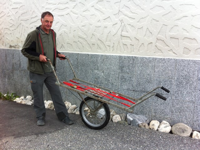 Il chatschader ed inventader Geni Ballat cun ses car da transportar la selvaschina Il chatschader ed inventader Geni Ballat cun ses car da transportar la selvaschina