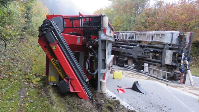 Umgekipptes Feuerwehrauto, von hinten. Umgekipptes Feuerwehrauto, von hinten.