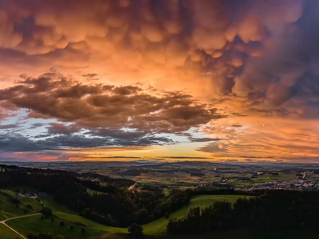 Bewölkter Himmel mit Wolken, die wie Säcke von der Unterkante herunterhängen.