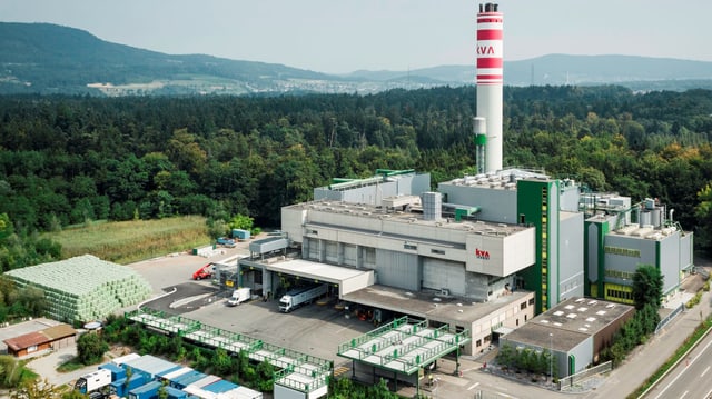 Kehrichtverbrennungsanlage mit hohem Kamin. Kehrichtverbrennungsanlage mit hohem Kamin.