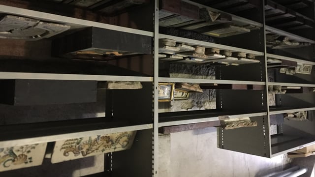 Alte Kacheln für Holzöfen lagern im Keller des Kirchhoferhauses. Alte Kacheln für Holzöfen lagern im Keller des Kirchhoferhauses.