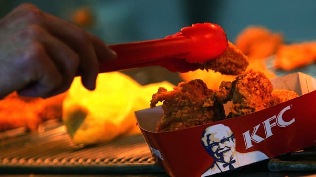 Frittierte Hänchenflügel in einer Kartonschale. Frittierte Hänchenflügel in einer Kartonschale.