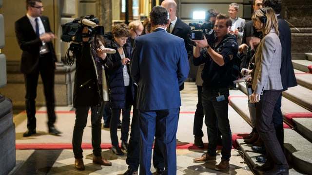 FDP-Präsident Philipp Müller, umringt von Medienleuten FDP-Präsident Philipp Müller, umringt von Medienleuten