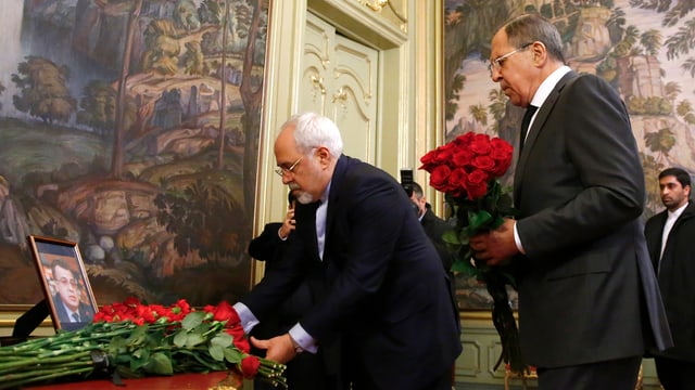 Der russische Aussenminister Sergej Lawrow legt Blumen nieder im Andenken an den getöteten Botschafter Andrej Karlow. Der russische Aussenminister Sergej Lawrow legt Blumen nieder im Andenken an den getöteten Botschafter Andrej Karlow.