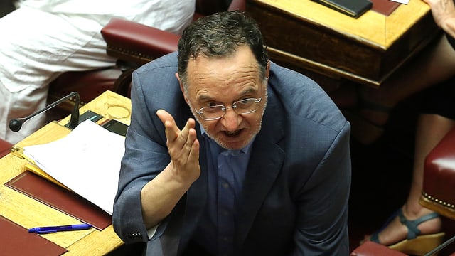 Panagiotis Lafazanis von oben fotografiert, wie er im griechischen Parlament hitzig debattiert. Panagiotis Lafazanis von oben fotografiert, wie er im griechischen Parlament hitzig debattiert.