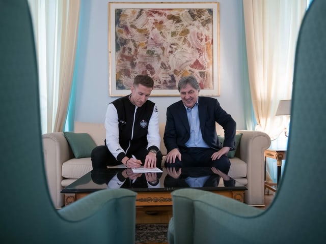 Vertragsunterzeichnungen zwischen Marc Janko (links) und Luganos Präsident Angelo Renzetti Vertragsunterzeichnungen zwischen Marc Janko (links) und Luganos Präsident Angelo Renzetti