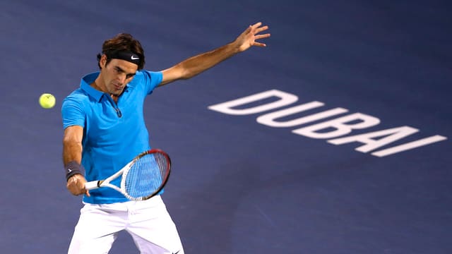Roger Federer retourniert in Dubai einen Ball mit der Rückhand.